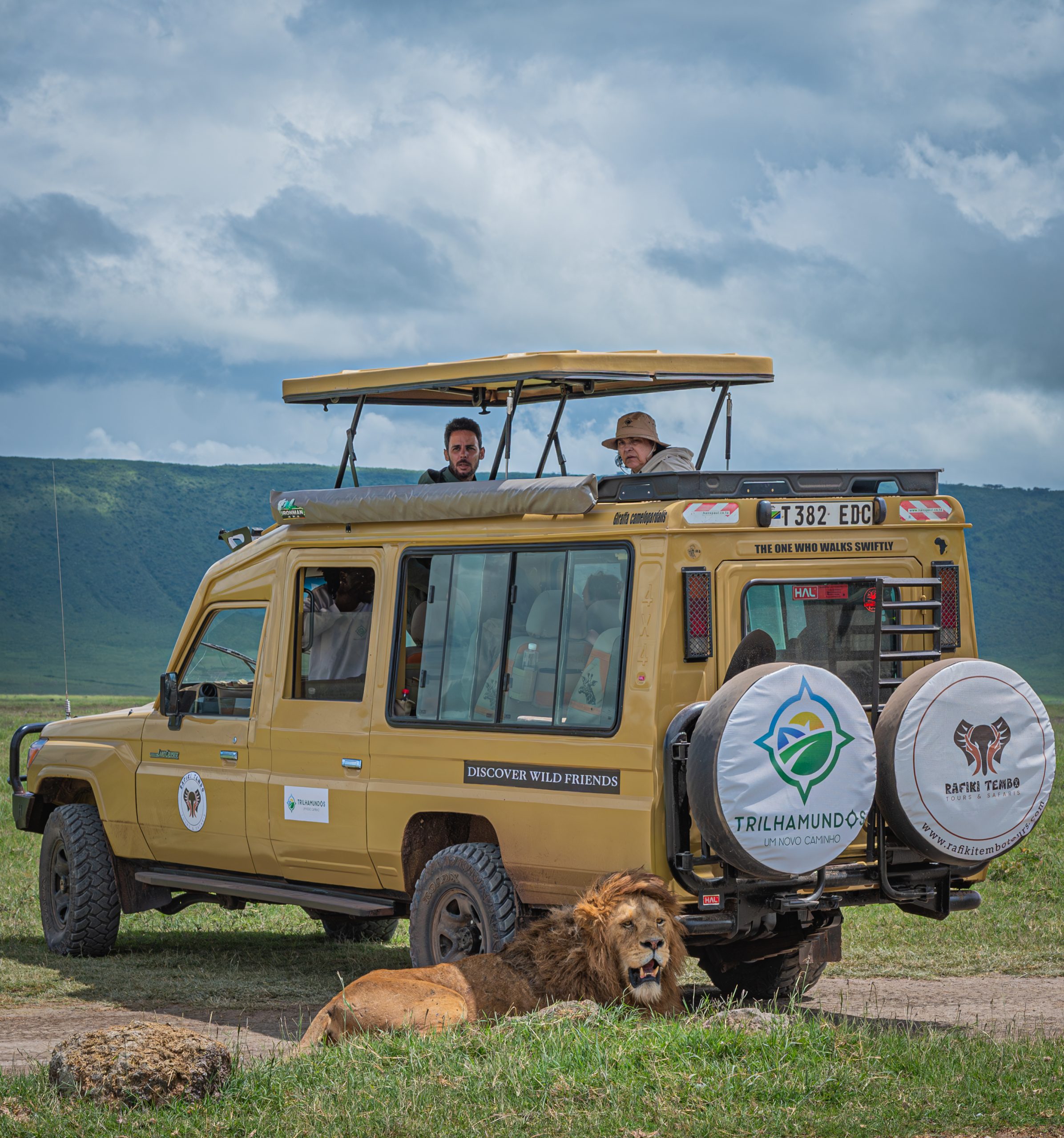 4x4 safari Land Cruiser with pop-up roof